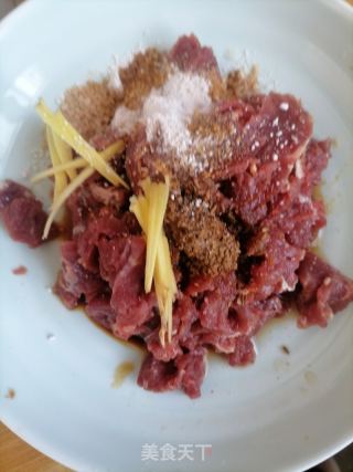 芹菜炒牛肉的做法步骤：2