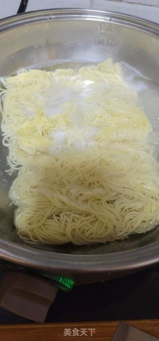 炒竹升面的做法步骤：3