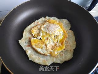 煎蛋火腿肠卷饼的做法步骤：6