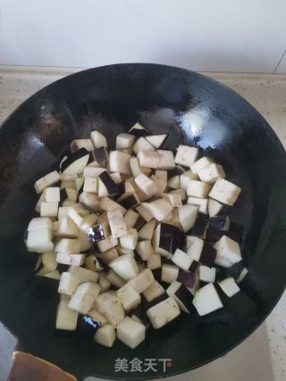 西红柿尖椒烧茄子的做法步骤：3