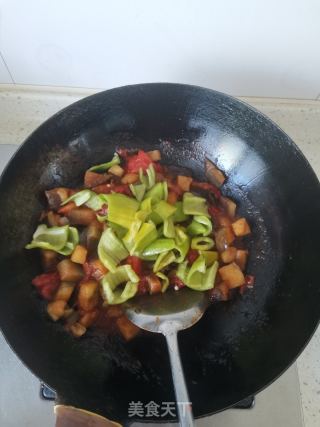 西红柿尖椒烧茄子的做法步骤：6