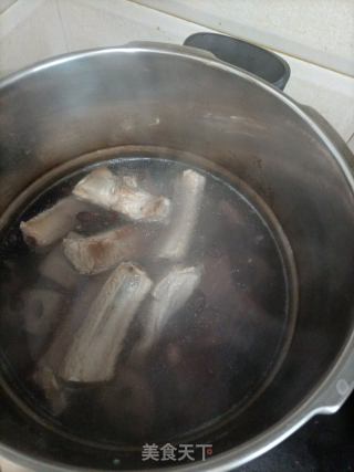 莲藕黑花生排骨汤的做法步骤：5