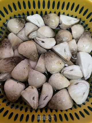 草菇炒牛肉的做法步骤：3