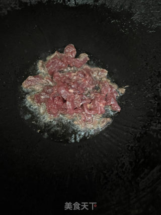 草菇炒牛肉的做法步骤：6