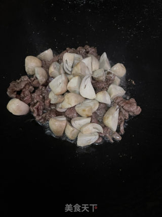 草菇炒牛肉的做法步骤：7