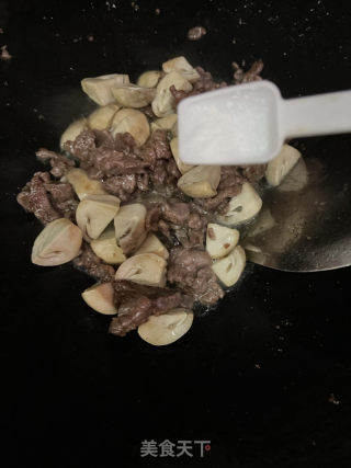 草菇炒牛肉的做法步骤：8