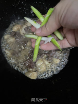 草菇炒牛肉的做法步骤：10