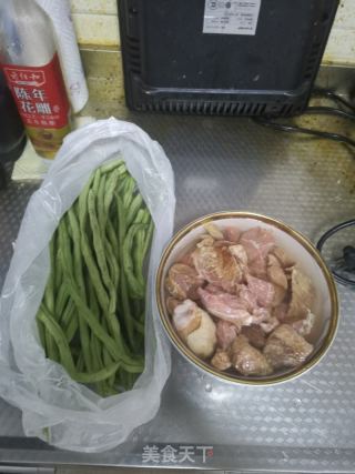 豆角炒肉的做法步骤：1