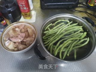 豆角炒肉的做法步骤：2