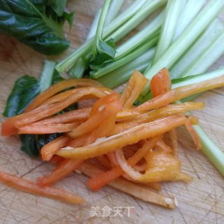 小鸡枞菌塔菜炒乌鸡蛋的做法步骤：2