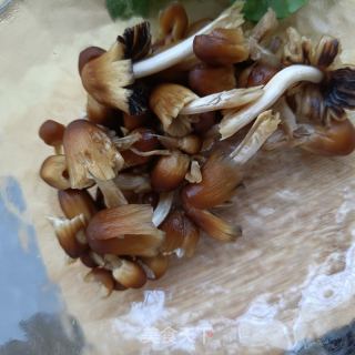 小鸡枞菌塔菜炒乌鸡蛋的做法步骤：3