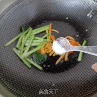 小鸡枞菌塔菜炒乌鸡蛋的做法步骤：10