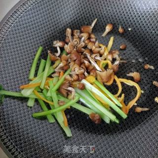 小鸡枞菌塔菜炒乌鸡蛋的做法步骤：11
