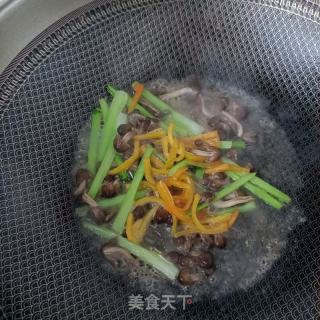 小鸡枞菌塔菜炒乌鸡蛋的做法步骤：14