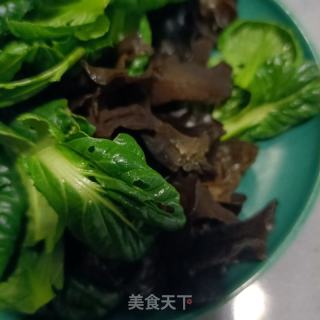 海参鸡蛋炒木耳的做法步骤：1