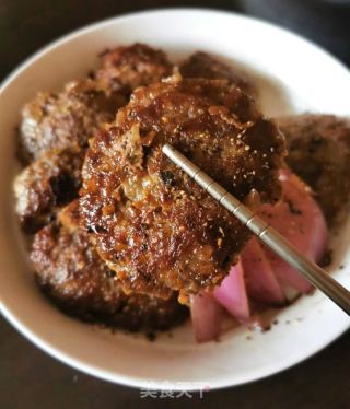 洋葱黑椒牛肉饼的做法