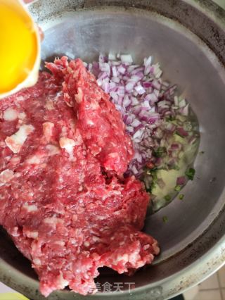 洋葱黑椒牛肉饼的做法步骤：6