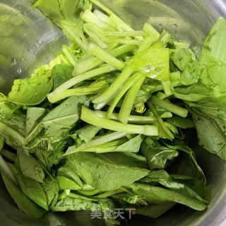 红萝卜炒菜芯的做法步骤：3