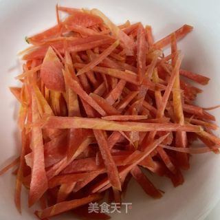 红萝卜炒菜芯的做法步骤：4