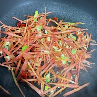 红萝卜炒菜芯的做法步骤：6