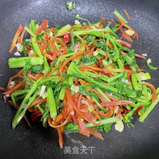 红萝卜炒菜芯的做法步骤：8
