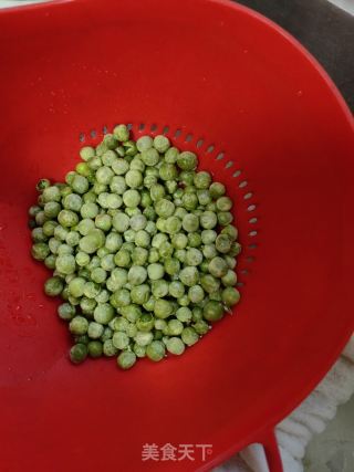 红肠胡萝卜豌豆丁的做法步骤：1