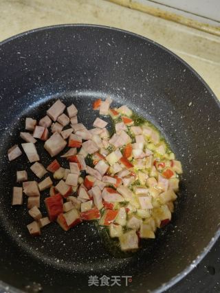 红肠胡萝卜豌豆丁的做法步骤：4