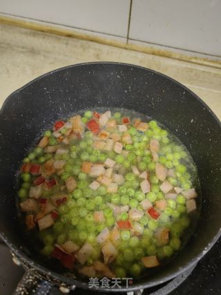 红肠胡萝卜豌豆丁的做法步骤：6