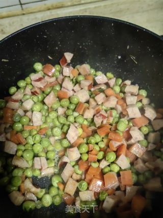 红肠胡萝卜豌豆丁的做法步骤：8