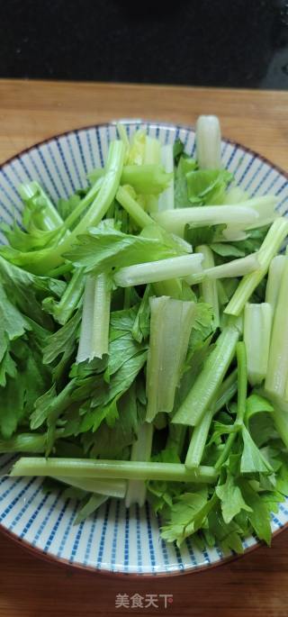 香芹炒腊肉的做法步骤：4