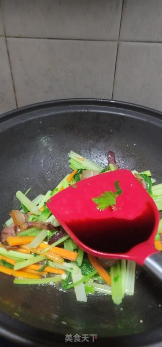 香芹炒腊肉的做法步骤：9