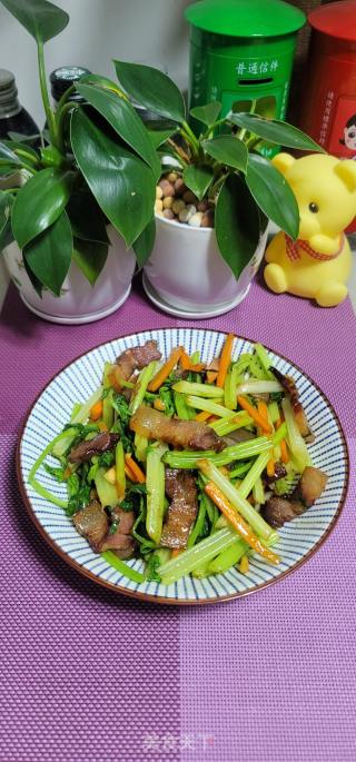 香芹炒腊肉的做法步骤：11