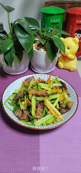 香芹炒腊肉的做法步骤：12