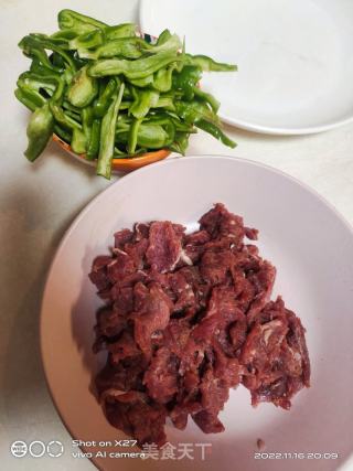 青椒炒牛肉的做法步骤：1