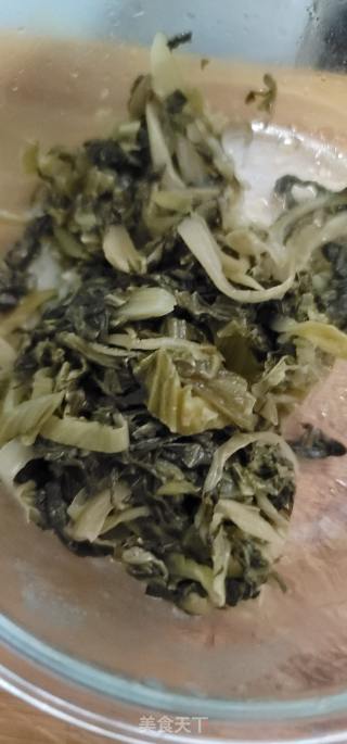 酸菜烧黄花鱼的做法步骤：2