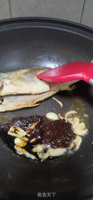 酸菜烧黄花鱼的做法步骤：7
