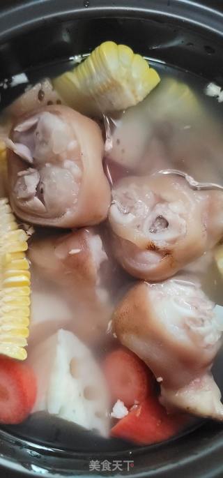 莲藕玉米花生猪蹄汤的做法步骤：4