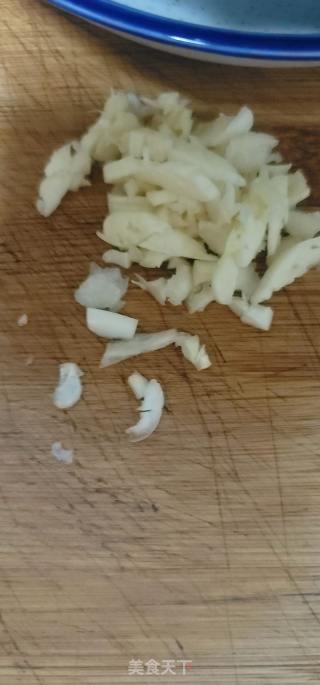 蒜末炒豌豆尖的做法步骤：2