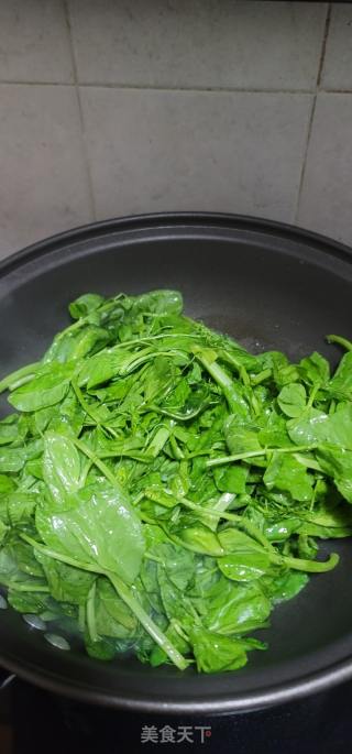 蒜末炒豌豆尖的做法步骤：4