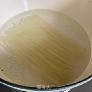 煎蛋螺蛳粉的做法步骤：2