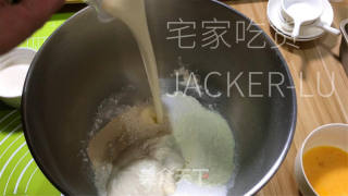 松软汉堡胚，松软有弹性，入口浓浓奶香和芝麻香。的做法步骤：2