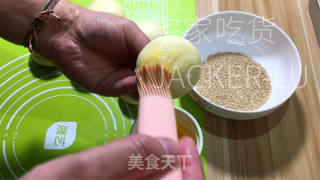 松软汉堡胚，松软有弹性，入口浓浓奶香和芝麻香。的做法步骤：12