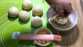 松软汉堡胚，松软有弹性，入口浓浓奶香和芝麻香。的做法步骤：13