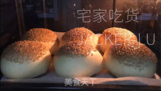 松软汉堡胚，松软有弹性，入口浓浓奶香和芝麻香。的做法步骤：17