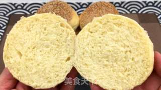 松软汉堡胚，松软有弹性，入口浓浓奶香和芝麻香。的做法步骤：20