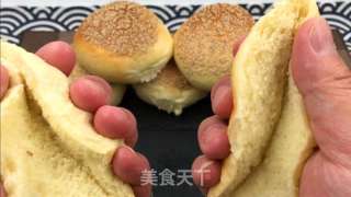 松软汉堡胚，松软有弹性，入口浓浓奶香和芝麻香。的做法步骤：21