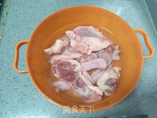 胡萝卜烧鸭肉的做法步骤：1