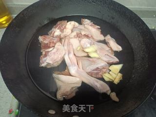 胡萝卜烧鸭肉的做法步骤：2
