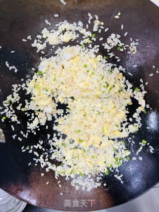 虾仁蛋炒饭的做法步骤：6