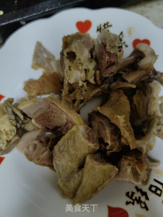 辣椒丝煸卤鸭肉的做法步骤：2